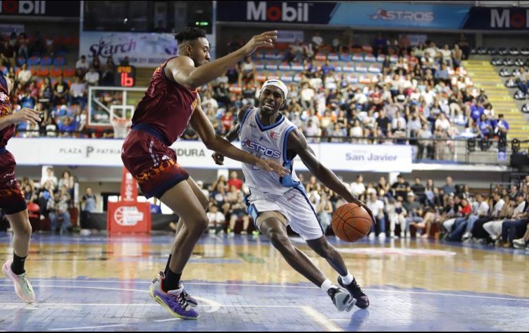 Los Astros de Jalisco hilaron su octavo triunfo en la presente temporada de la Liga Nacional de Baloncesto Profesional. X/ @AstrosJalisco.
