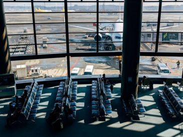 Los padres decidieron dejar al niño solo en la terminal, esperando que un familiar acudiera a recogerlo. Canva