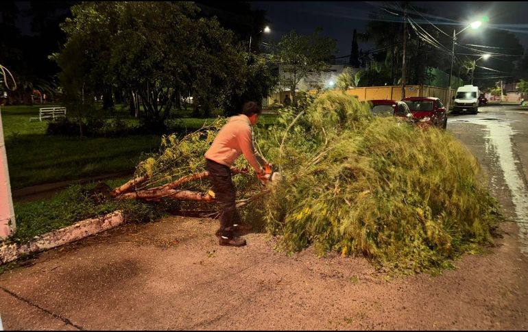 Elementos de Protección Civil y Bomberos cumplieron 22 horas continuas de trabajo sin descanso. ESPECIAL / FACEBOOK Gobierno de Zapopan