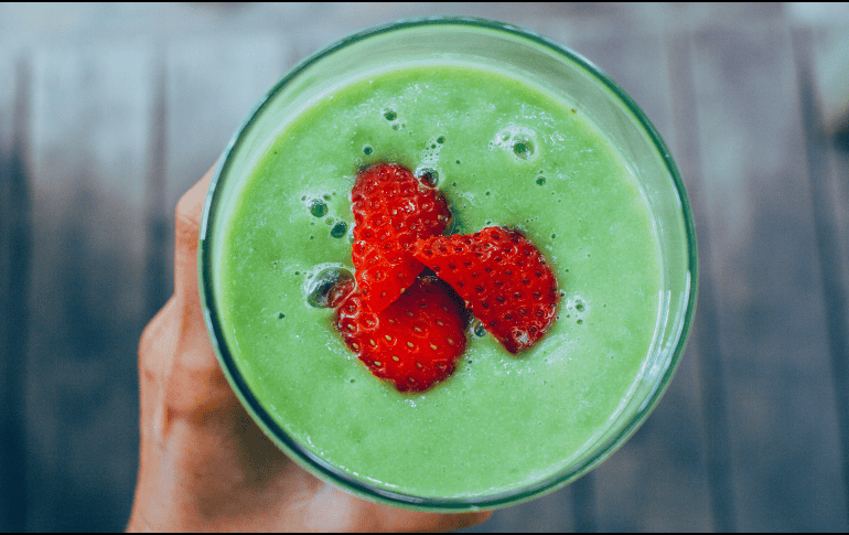 Este licuado verde es bajo en calorías, hidrata y evita los picos de glucosa que provocan antojos. ESPECIAL / Canva