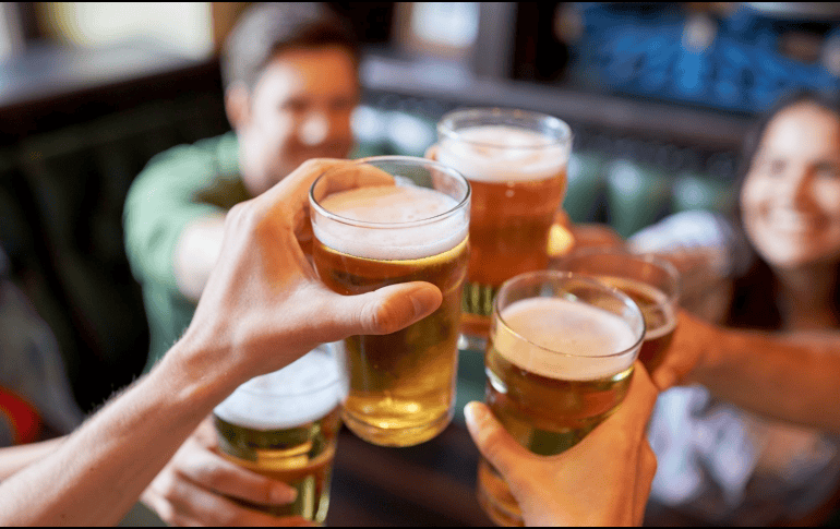 Muchas ciudades organizan eventos masivos, festivales y ferias cerveceras en esta época del año. CANVA