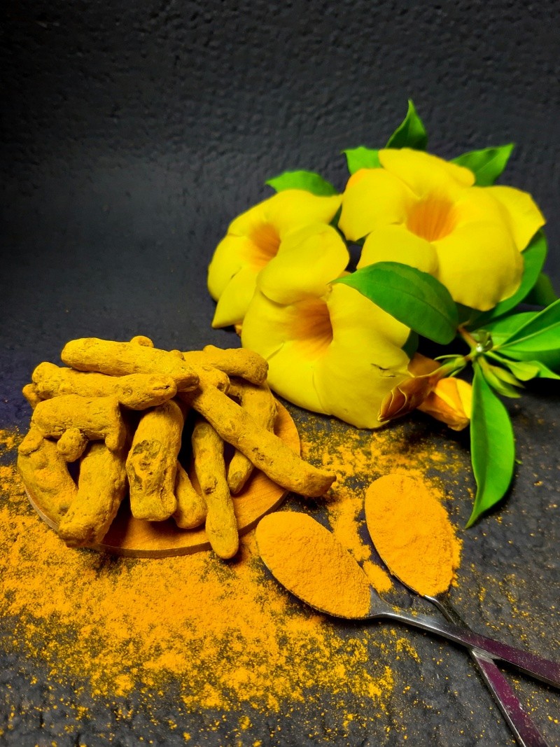  El color amarillo brillante de la cúrcuma procesada, por otro lado, ha inspirado a muchas culturas a usarla como un tinte; también es un ingrediente importante en el curry en polvo. UNSPLASH / T. Rumee