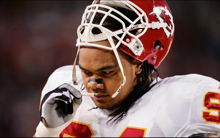 Junior Siavii, de los Chiefs, inhala sales durante un juego. AFP/B. Bahr