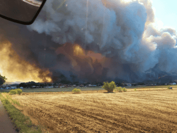 Consecuencia del incendio, ya se registra una persona fallecida, otras nueve que resultaron heridas, incluidos siete bomberos, y otra persona desaparecida, agrega la nota. AP / Protección Civil de Corbieres