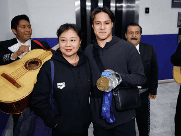 El clavadista Osmar Olvera llegó ayer a la Ciudad de México proveniente del Mundial de Deportes Acuáticos Singapur 2025, junto con su entrenadora Ma Jin. SUN / D. S. Sánchez