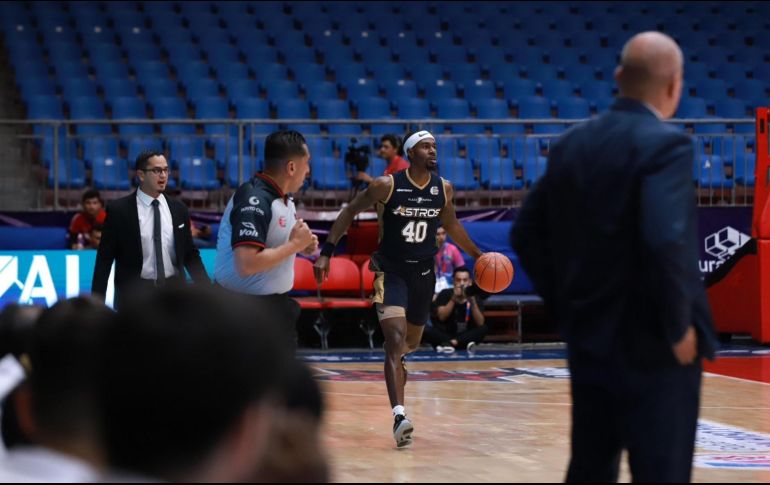 Chavaughn Lewis fue el mejor sobre la duela con 26 puntos en su cuenta personal. X/AstrosJalisco