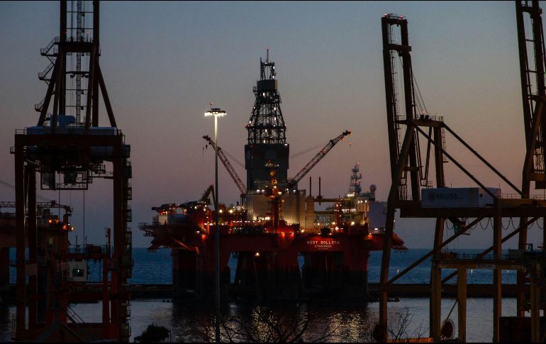 El precio del petróleo intermedio de Texas cerró ayer con una caída del 0.73 %, llegando hasta los 63.88 dólares por barril. Unsplash