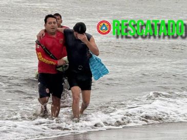 El sujeto se encontraba 120 metros dentro del mar sin posibilidad de regresar a la orilla. ESPECIAL / FACEBOOK Protección Civil y Bomberos Puerto Vallarta