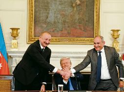 El presidente de Azerbaiyán, Ilham Aliyev, le da la mano al primer ministro armenio Nikol Pashinyan, mientras Donald Trump, mandatario de EU, refuerza el saludo entre ambos. EFE