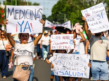 En los cárteles que llevaban los manifestantes se leían mensajes estremecedores como “Yo marcho por ti”, “¡Queremos medicina!”. EL INFORMADOR/A. Navarro
