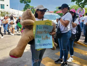 En Oaxaca algunos asistentes llevaron osos de peluche para los niños que sufren la falta de medicamentos. ESPECIAL