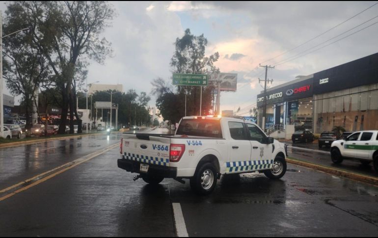 Debido a la lluvia registrada esta tarde, algunos puntos se inundaron y fueron cerrados a la circulación. POLICÍA VIAL
