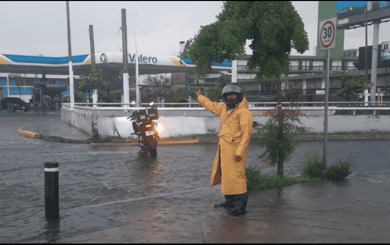 Debido a la lluvia registrada esta tarde, algunos puntos se inundaron y fueron cerrados a la circulación. POLICÍA VIAL