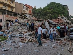 Personas retiran los escombros de un edificio derrumbado tras un terremoto en Sindirgi, noroeste de Turquía, el domingo 10 de agosto de 2025. Bahadir Demirceviren/IHA vía AP