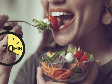 Tomarse el tiempo adecuado para comer no es solo una cuestión de etiqueta, sino un hábito clave para el bienestar físico y emocional. CANVA