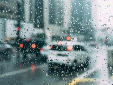 De acuerdo con el Centro de Experimentación y Seguridad Vial México (CESVI), durante la temporada de lluvias los accidentes viales aumentan entre un 15% y 20%. Pixabay