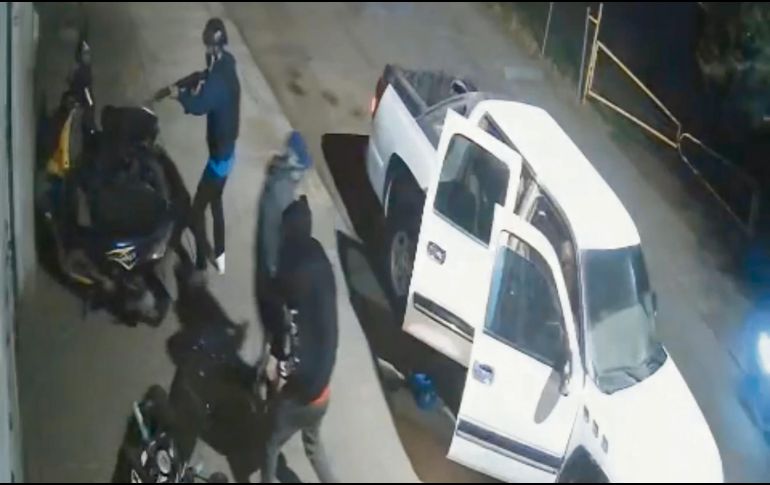 Los agresores fueron capturados en un video al exterior del recinto. ESPECIAL