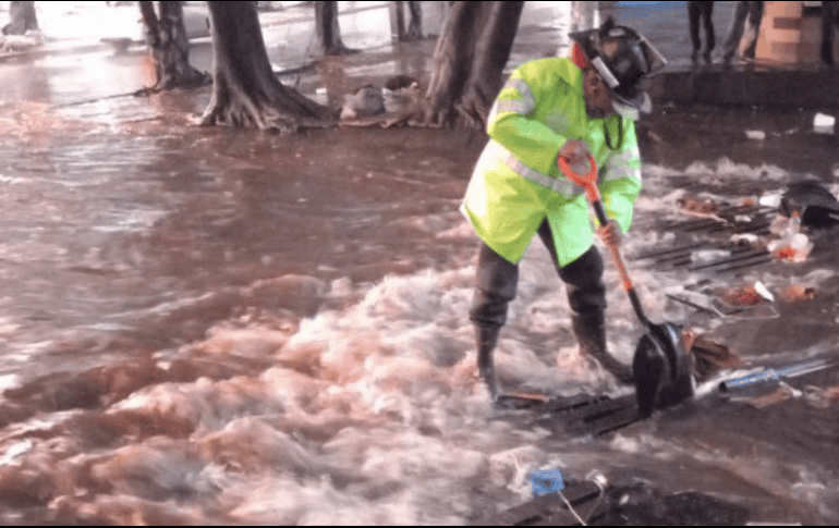 La tormenta de esta tarde dejó varias vialidades inundadas y vehículos varados. @GuadalajaraGob