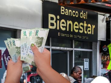 Todo pago de la Pensión Bienestar para adultos mayores se debe retirar después de que se les deposite, según la fecha del calendario oficial. ESPECIAL / EL INFORMADOR y CANVA
