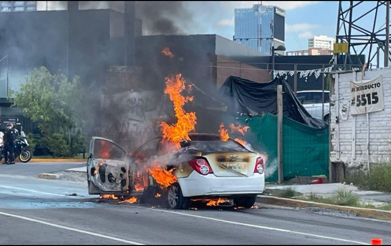 Elementos de la Unidad Municipal de Protección Civil y Bomberos de Zapopan acudieron a sofocar el incendio. X/@JaliscoVial
