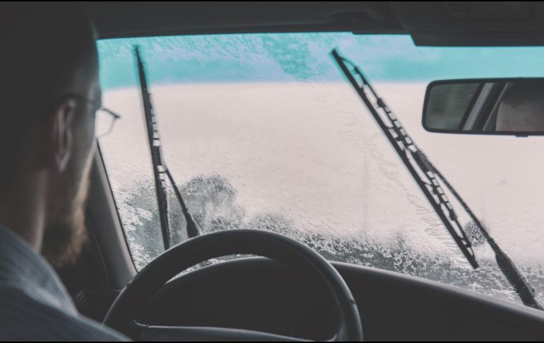 El parabrisas es una de las piezas más importantes de un vehículo, ya que proporciona visibilidad al conductor. Canva