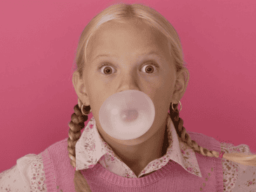 Tragarse un chicle de manera ocasional no es dañino y el cuerpo lo expulsará de forma natural en pocos días. CANVA