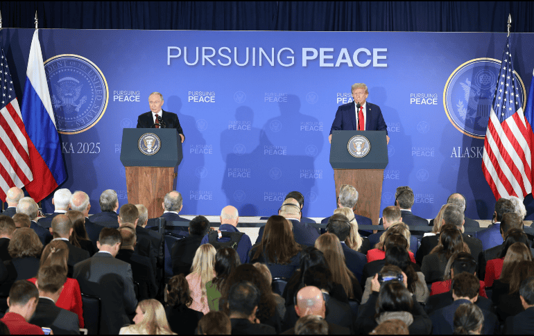 El presidente de Rusia, Vladimir Putin, habla durante una declaración conjunta con su homólogo de Estados Unidos, Donald Trump, este viernes, en Anchorage. EFE/ O. Guzmán