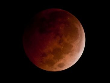 La famosa Luna de Sangre es la forma popular de llamar a un eclipse lunar total, el cual ocurre cuando la Tierra se interpone entre el Sol y la Luna, proyectando su sombra sobre el satélite. NOTIMEX/ ARCHIVO