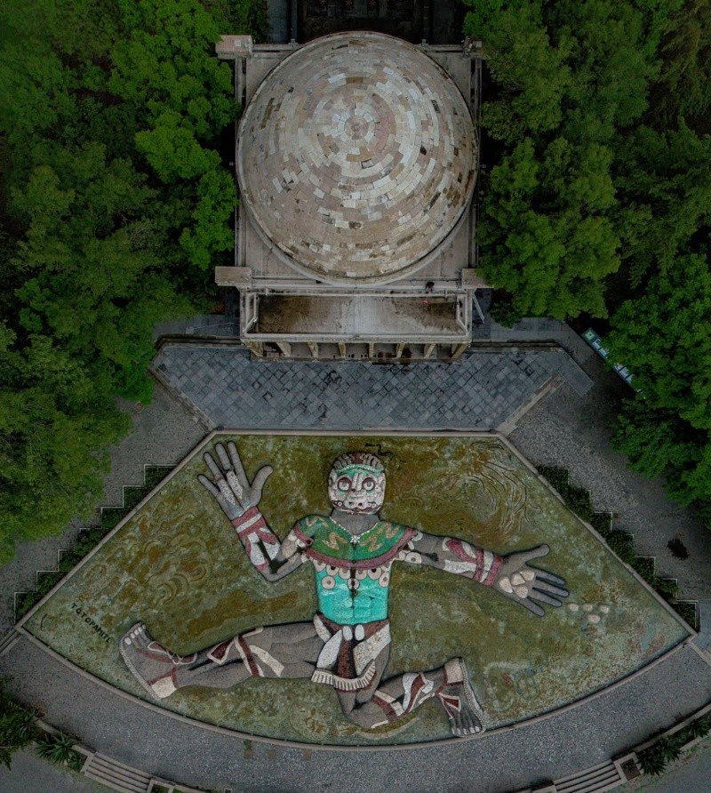 X / @whatsername_esc 