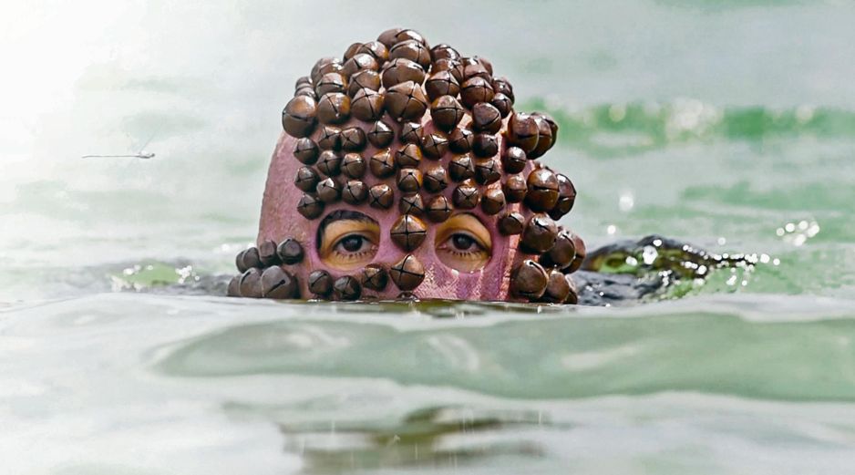 “Bocas indomables”, de Kiyo Gutiérrez, explora la memoria hídrica, la resistencia y las relaciones entre cuerpos humanos y ecosistemas acuáticos. CORTESÍA