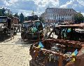 Ciudadanos ucranianos observan parte de los vehículos y artillería rusa capturada por su Ejército y exhibida en la capital, un amargo recordatorio del largo conflicto en su país. EFE
