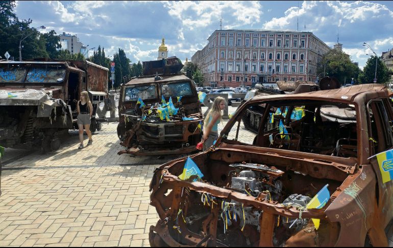 Ciudadanos ucranianos observan parte de los vehículos y artillería rusa capturada por su Ejército y exhibida en la capital, un amargo recordatorio del largo conflicto en su país. EFE