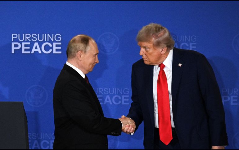 Vladímir Putin regresó hoy de su cumbre con el presidente estadounidense Donald Trump en Alaska, donde fue recibido con alfombra roja. AFP / D. Angerer