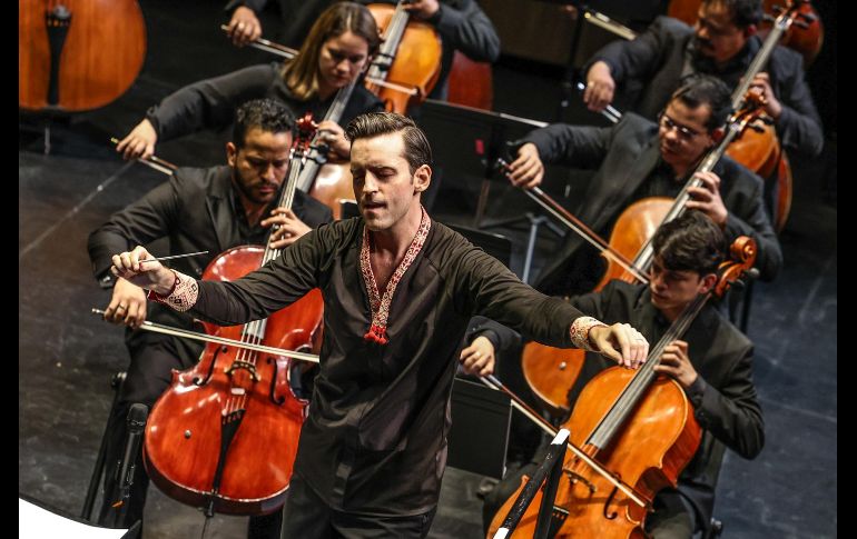 Sobre el escenario, 72 músicos acompañaban a Contreras. EL INFORMADOR/A.NAVARRO