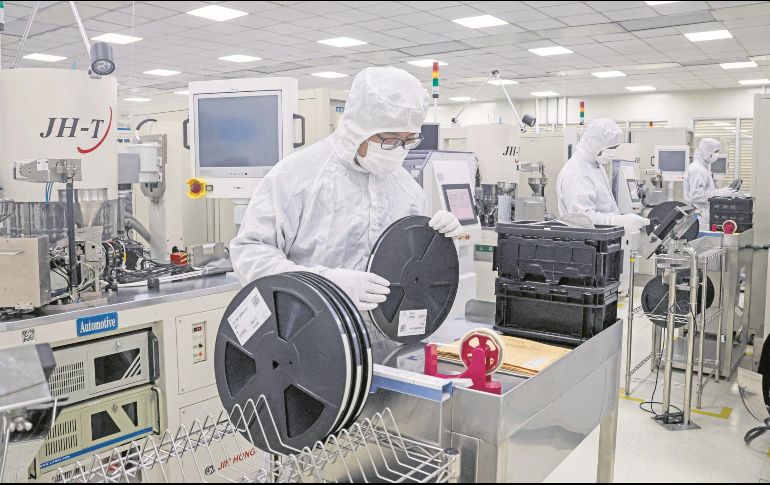 Ingenieros trabajan en el diseño de circuitos integrados, una de las aplicaciones principales de los semiconductores. AFP