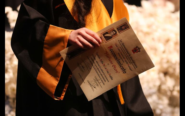 Cada rostro reflejaba una historia distinta, un recorrido personal de esfuerzo y aprendizaje, y la inquietud de saber qué deparará el destino en sus caminos a partir de este acto académico, apadrinados por Juan Carlos Álvarez del Castillo Barragán. EL INFORMADOR/ H. Figueroa