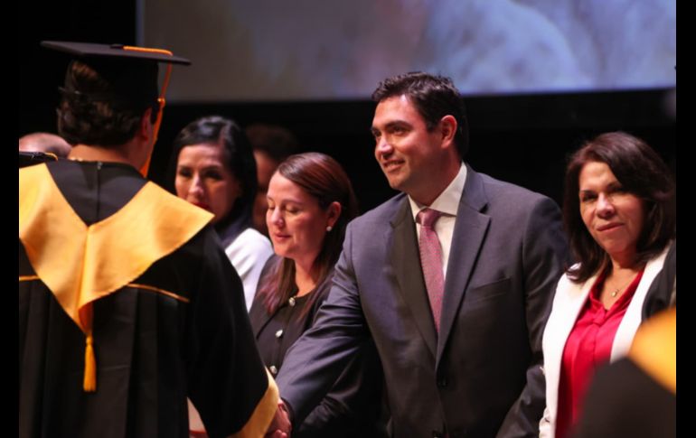 Cada rostro reflejaba una historia distinta, un recorrido personal de esfuerzo y aprendizaje, y la inquietud de saber qué deparará el destino en sus caminos a partir de este acto académico, apadrinados por Juan Carlos Álvarez del Castillo Barragán. EL INFORMADOR/ H. Figueroa