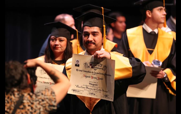 Cada rostro reflejaba una historia distinta, un recorrido personal de esfuerzo y aprendizaje, y la inquietud de saber qué deparará el destino en sus caminos a partir de este acto académico, apadrinados por Juan Carlos Álvarez del Castillo Barragán. EL INFORMADOR/ H. Figueroa