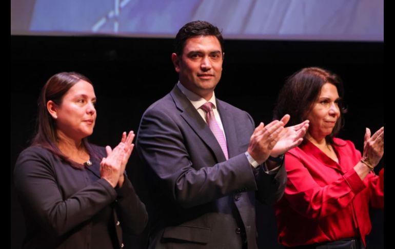 Cada rostro reflejaba una historia distinta, un recorrido personal de esfuerzo y aprendizaje, y la inquietud de saber qué deparará el destino en sus caminos a partir de este acto académico, apadrinados por Juan Carlos Álvarez del Castillo Barragán. EL INFORMADOR/ H. Figueroa