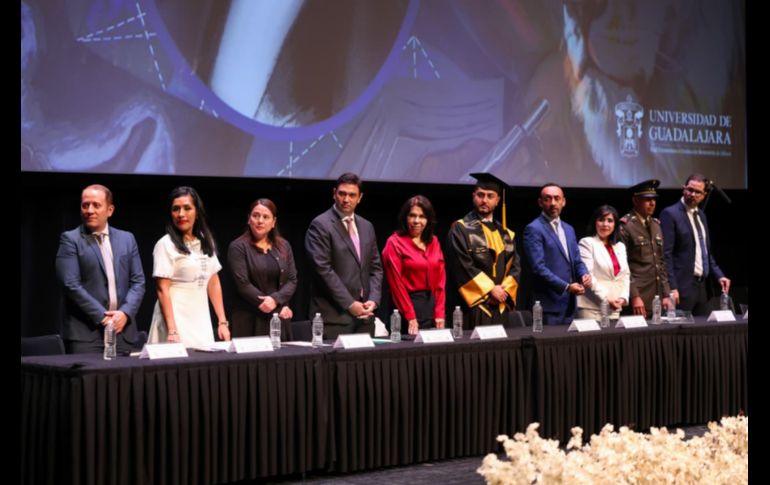 Cada rostro reflejaba una historia distinta, un recorrido personal de esfuerzo y aprendizaje, y la inquietud de saber qué deparará el destino en sus caminos a partir de este acto académico, apadrinados por Juan Carlos Álvarez del Castillo Barragán. EL INFORMADOR/ H. Figueroa