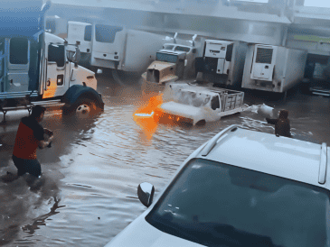 De acuerdo con la Unión de Comerciantes del Mercado de Abastos, la calle Chicalote es la que siempre registra grandes inundaciones. ESPECIAL / Facebook / Cosas del mercado gdl