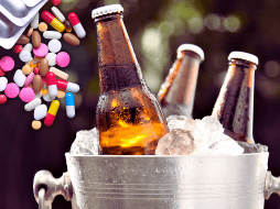 El consumo de alcohol debe evitarse, sobre todo si se está tomando algún tipo de mediacmento. ESPECIAL / CANVA