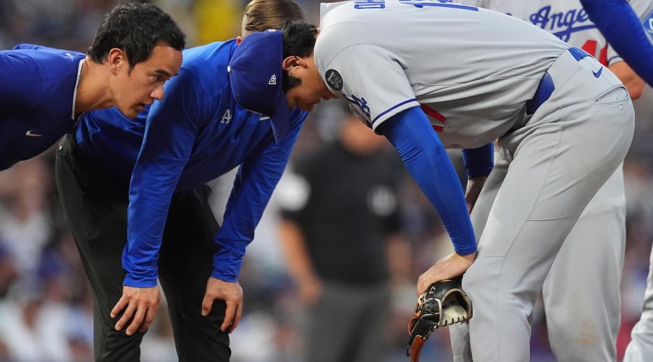 Shohei Ohtani perdió el juego y tuvo un pelotazo en la rodilla derecha, quizá la causa de que dejara el juego incluso en sus turnos al bate. AP/D. Zalubowski