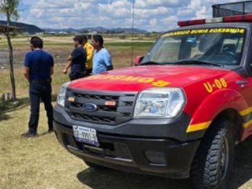 Una niña de 11 años que se encontraba en un inflable salvavidas fue arrastrada por la corriente en la Presa La Purísima, mientras su familia pedía ayuda para rescatarla. ESPECIAL