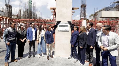 El gobernador Pablo Lemus y Alfredo Aceves Fernández, director de la Agencia para el Desarrollo de Industrias Creativas y Digitales, develaron una placa conmemorativa. X/PabloLemusN