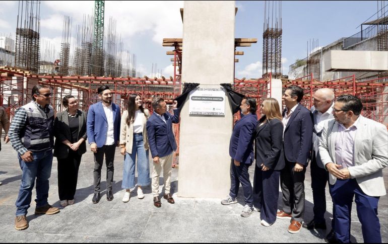 El gobernador Pablo Lemus y Alfredo Aceves Fernández, director de la Agencia para el Desarrollo de Industrias Creativas y Digitales, develaron una placa conmemorativa. X/PabloLemusN
