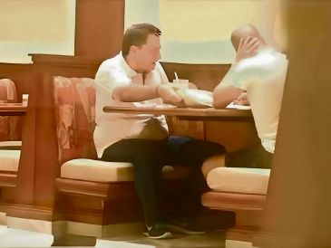 En esta grabación en un restaurante, León le entrega un sobre amarillo a Pío. “Aquí te traigo 400”, le afirmó, en aparente referencia a 400 mil pesos. ESPECIAL