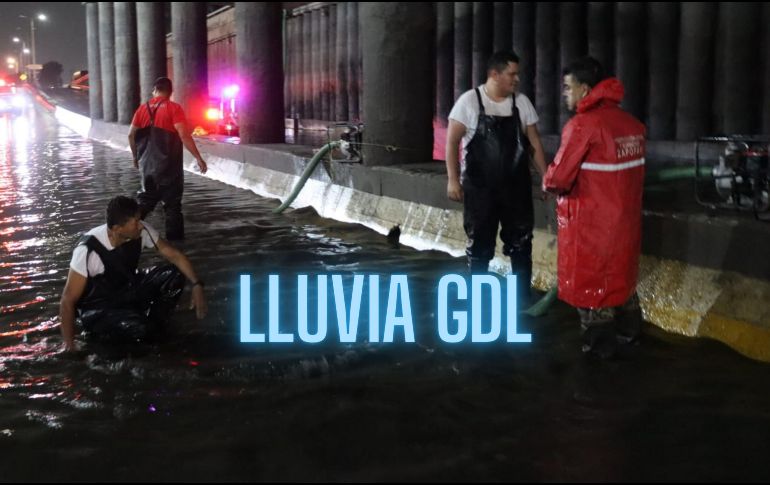 Hasta esta mañana continúan los cierres y conflictos viales, así como inundaciones en pasos a desnivel. ESPECIAL / PC Y BOMBEROS ZAPOPAN