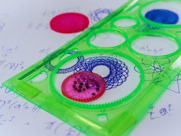 El espirógrafo era un juguete educativo que servía para crear figuras geométricas y mandalas con ayuda de plantillas y engranes. ESPECIAL / CANVA