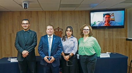 En la pantalla se encuentra Martín Licona Rosales, ganador del concurso de cuento. CORTESÍA